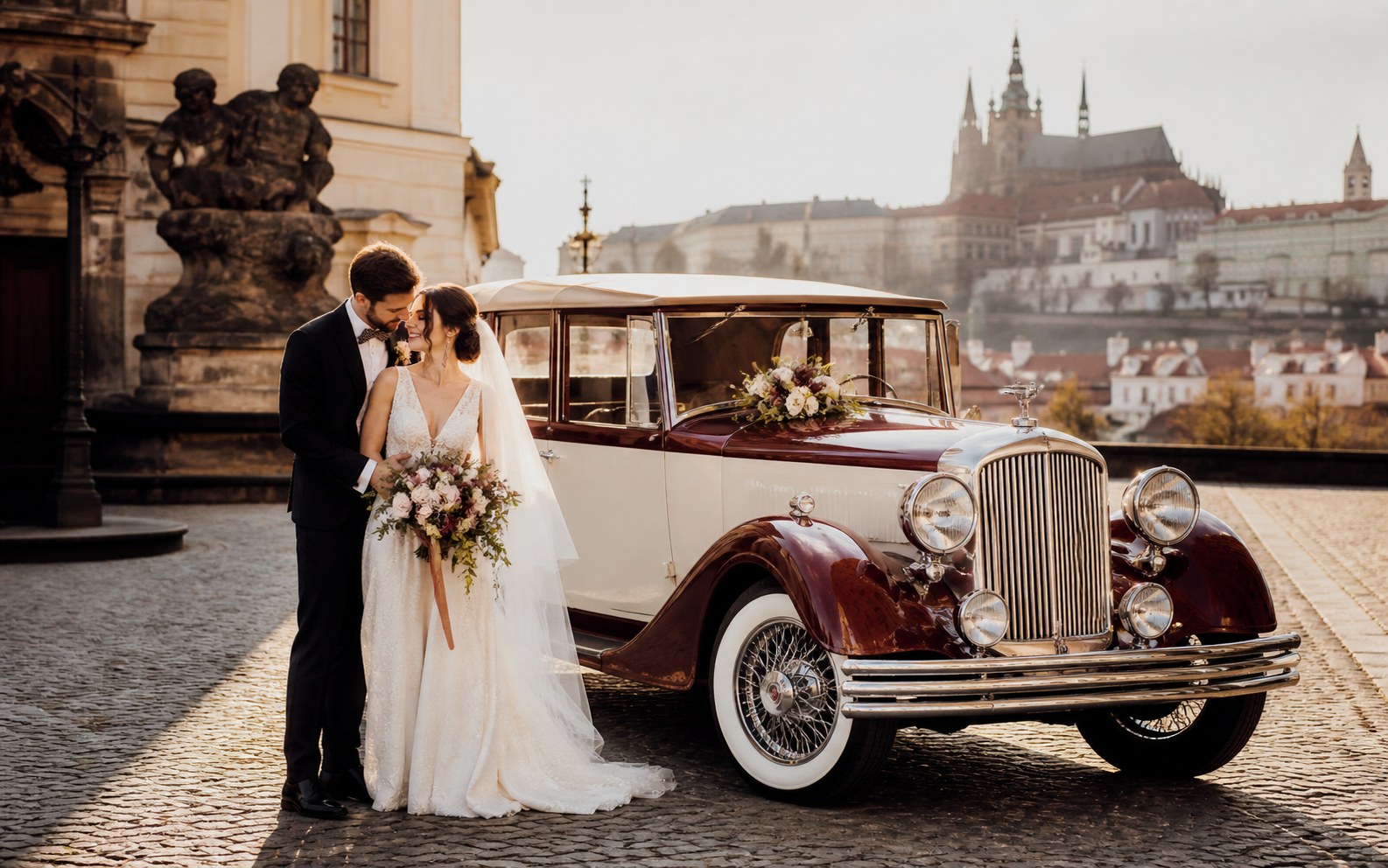 Svatební retro automobil v historické Praze
